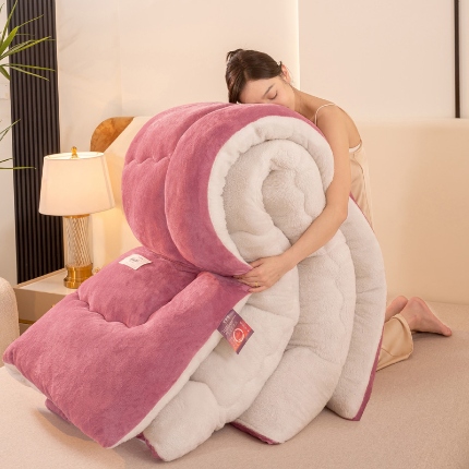 91家纺网 家纺一手货源 找家纺 恋之巢 2024新款牛奶绒羊羔绒冬被 牛奶绒+羊羔绒   豆沙竖条