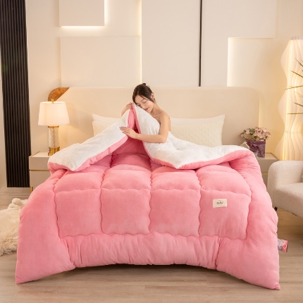 91家纺网 家纺一手货源 找家纺 2024秋冬新款双面牛奶绒羊羔绒保暖加厚冬被牛奶绒+羊羔绒-蜜桃粉