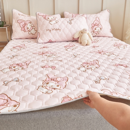 91家纺网 家纺一手货源 找家纺 （总）舒居家纺 2024新款三丽鸥A类母婴级全棉软床垫夹棉床盖（大床图）