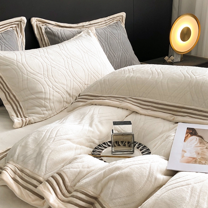 91家纺网 家纺一手货源 找家纺 （总）2023款烂花牛奶绒贴布绣四件套高克重保暖套件