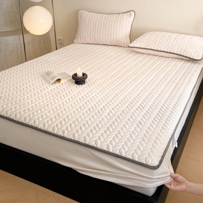 91家纺网 家纺一手货源 找家纺 欧邦 新款轻奢牛奶绒刺绣夹棉床笠三件套 月牙白