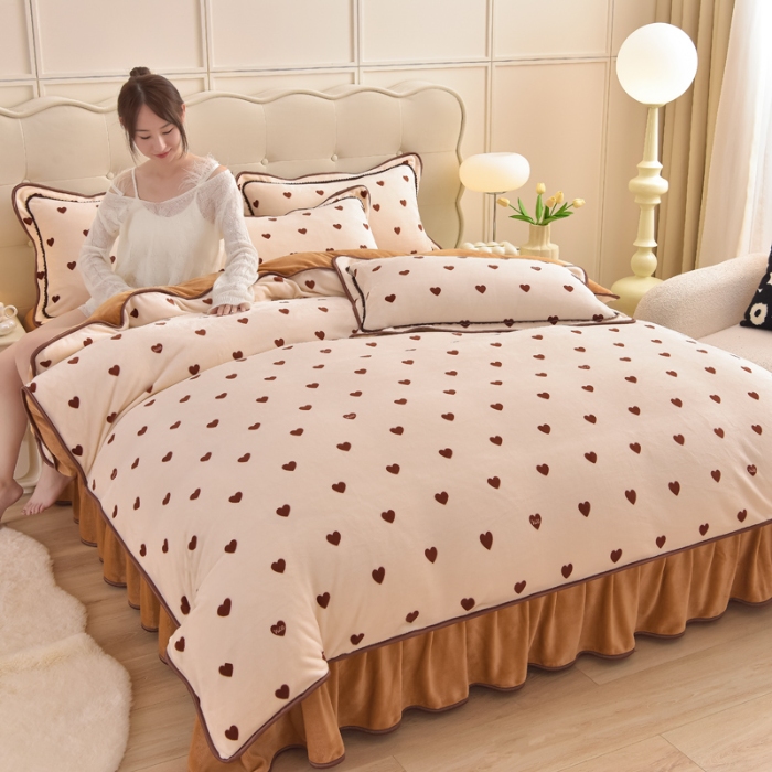 91家纺网 家纺一手货源 找家纺 赛丽雅 2025新款牛奶绒床裙四件套8-9斤法莱绒直播爆款日产2万套 小爱心咖