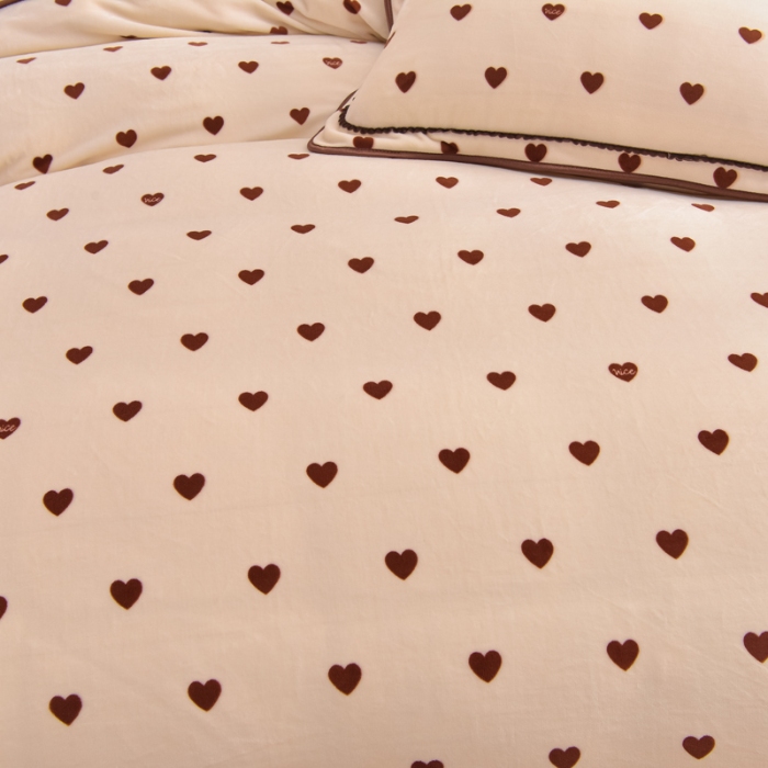 91家纺网 家纺一手货源 找家纺 赛丽雅 2025新款牛奶绒床裙四件套8-9斤法莱绒直播爆款日产2万套 小爱心咖