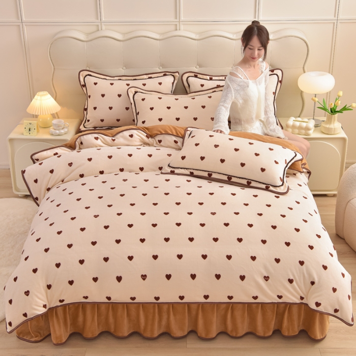 91家纺网 家纺一手货源 找家纺 赛丽雅 2025新款牛奶绒床裙四件套8-9斤法莱绒直播爆款日产2万套 小爱心咖