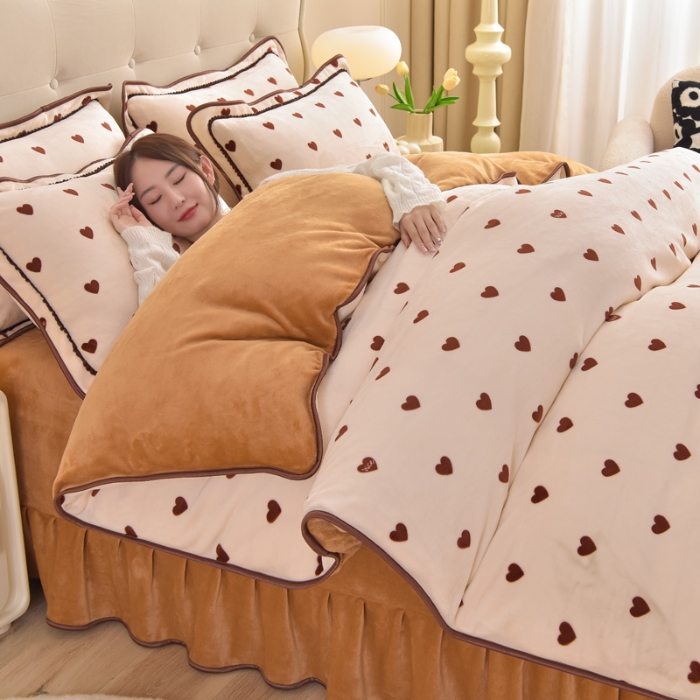 91家纺网 家纺一手货源 找家纺 赛丽雅 2025新款牛奶绒床裙四件套8-9斤法莱绒直播爆款日产2万套 小爱心咖