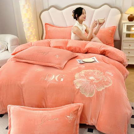 91家纺网 家纺一手货源 找家纺 （总）2025大版花卉牛奶绒四件套小香风高克重加厚兔毛绒240g牛奶绒工艺款刺绣花四件套婴儿宝宝兔兔绒法莱金貂绒刺绣花四件套