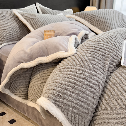 91家纺网 家纺一手货源 找家纺 （总）悦织语 2025新款提花塔芙绒被套毯大包边宽边款四件套