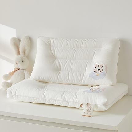 91家纺网 家纺一手货源 找家纺 （总）乐可 2024新款A类全棉晚安兔儿童枕学生枕头枕芯 风格一