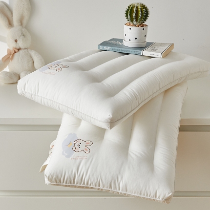 91家纺网 家纺一手货源 找家纺 （总）乐可 2024新款A类全棉晚安兔儿童枕学生枕头枕芯 风格一