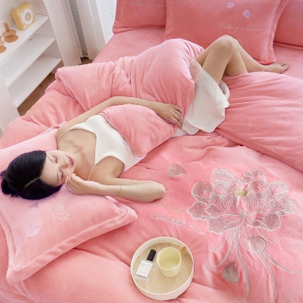 91家纺网 家纺一手货源 找家纺 2024苏东来牛奶绒绣花四件套绒类刺绣套件