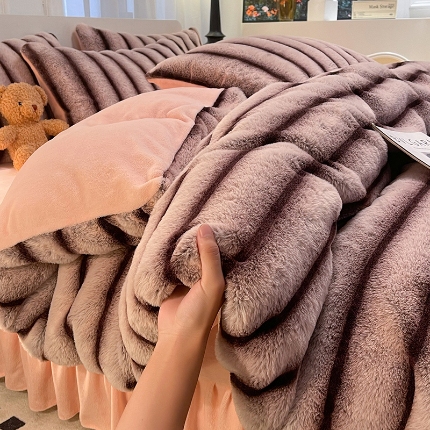 91家纺网 家纺一手货源 找家纺 （总）经年 2025新款 400高克重短毛绒兔兔绒牛奶绒床裙款四件套 现货