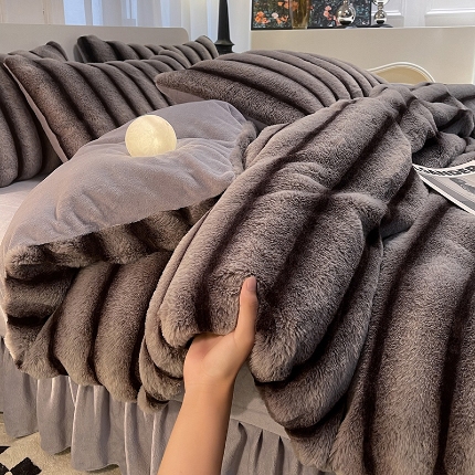 91家纺网 家纺一手货源 找家纺 （总）经年 2025新款 400高克重短毛绒兔兔绒牛奶绒床裙款四件套 现货