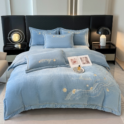 91家纺网 家纺一手货源 找家纺 （总）慕克斯 2025直播新款高克重8.5斤纯色刺绣牛奶绒四件套