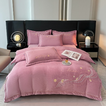 91家纺网 家纺一手货源 找家纺 （总）慕克斯 2025直播新款高克重8.5斤纯色刺绣牛奶绒四件套