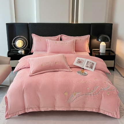 91家纺网 家纺一手货源 找家纺 （总）慕克斯 2025直播新款高克重8.5斤纯色刺绣牛奶绒四件套