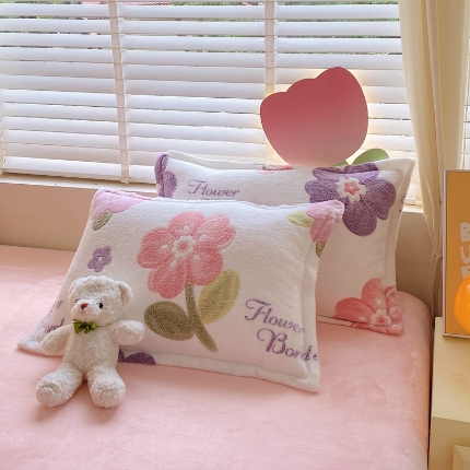 91家纺网 家纺一手货源 找家纺 （总）2025新款 卡通雪花绒枕套牛奶绒枕套