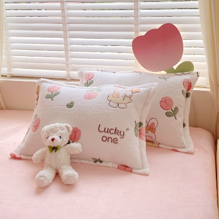 91家纺网 家纺一手货源 找家纺 （总）2025新款 卡通雪花绒枕套牛奶绒枕套