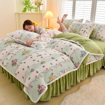 91家纺网 家纺一手货源 找家纺 （总）牵依 2025新款直播床裙小清新印花牛奶绒四件套法兰绒四件套