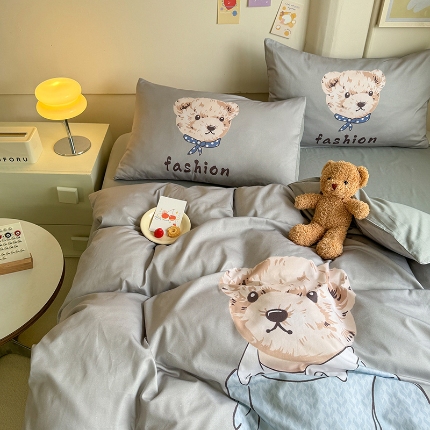 91家纺网 家纺一手货源 找家纺 （总）经年 2025新款 学生季40S-13372大版全棉卡通四件套-小熊比尔