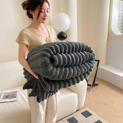 91家纺网 家纺一手货源 找家纺 千荨 2024新款宽抽条跨境高克重兔兔毛绒毛毯 兔毛深灰