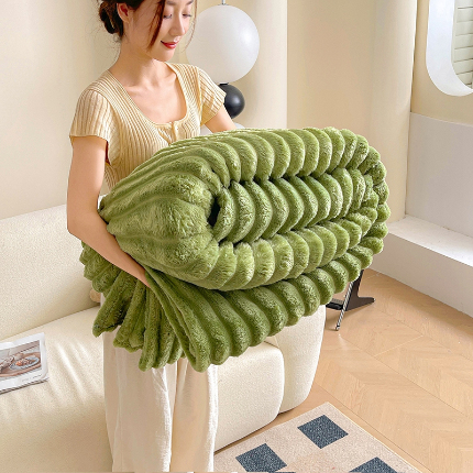 91家纺网 家纺一手货源 找家纺 千荨 2024新款宽抽条跨境高克重兔兔毛绒毛毯 兔毛果绿