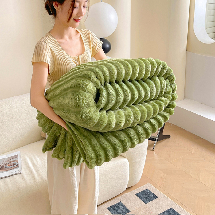 91家纺网 家纺一手货源 找家纺 千荨 2024新款宽抽条跨境高克重兔兔毛绒毛毯 兔毛果绿