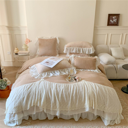 91家纺网 家纺一手货源 找家纺 吾欢心 2024新款240克全消光牛奶绒浪漫法式公主风爱丽莎系列四件套床单款，床盖款 绒-爱丽莎咖