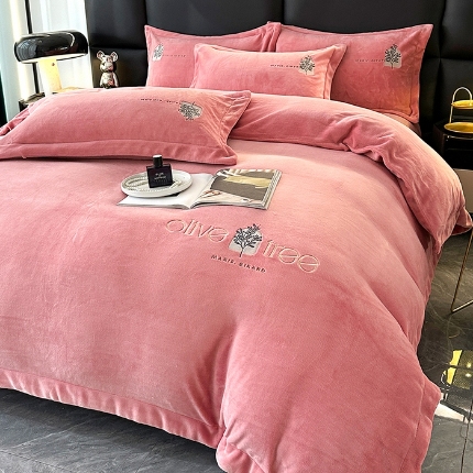 91家纺网 家纺一手货源 找家纺 橘姿家纺 2024新款高克重九斤牛奶绒绣花四件套 相伴-豆沙