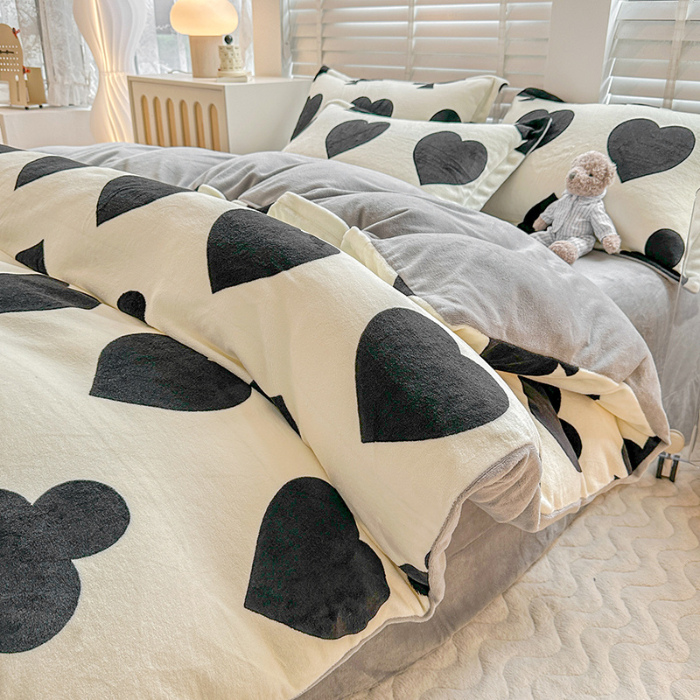 91家纺网 家纺一手货源 找家纺 卡普家居 2025新款加厚保暖牛奶绒系列--四件套 慕斯