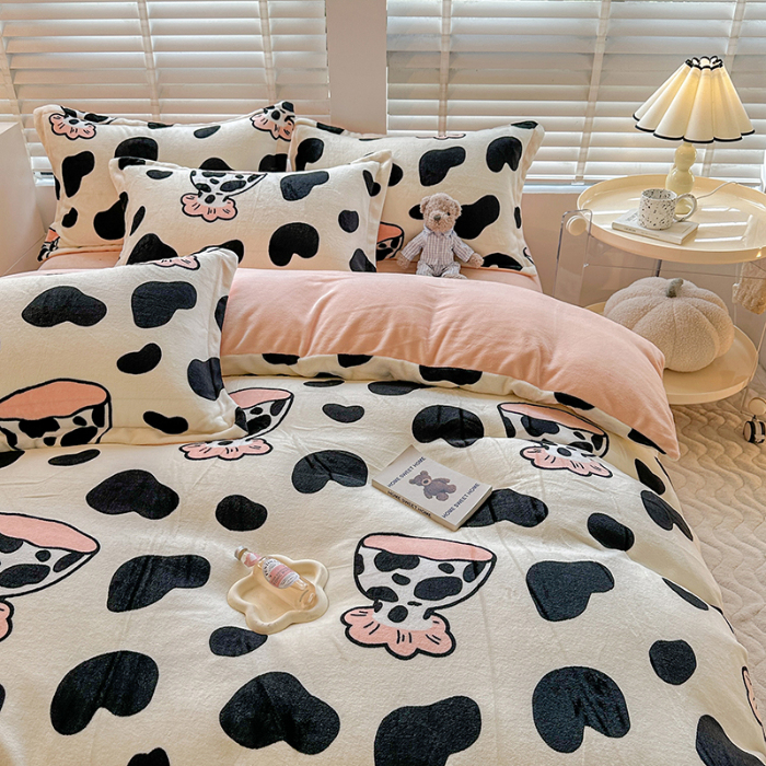 91家纺网 家纺一手货源 找家纺 卡普家居 2025新款加厚保暖牛奶绒系列--四件套 奶牛杯