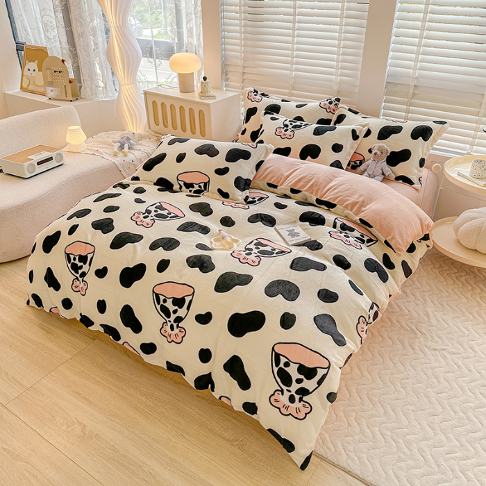 91家纺网 家纺一手货源 找家纺 卡普家居 2025新款加厚保暖牛奶绒系列--四件套 奶牛杯