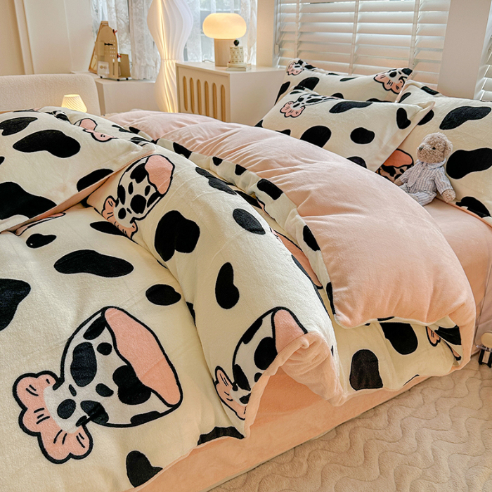 91家纺网 家纺一手货源 找家纺 卡普家居 2025新款加厚保暖牛奶绒系列--四件套 奶牛杯