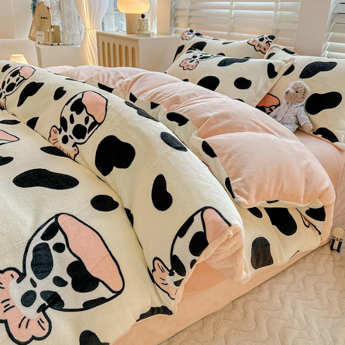 91家纺网 家纺一手货源 找家纺 卡普家居 2025新款加厚保暖牛奶绒系列--四件套 奶牛杯