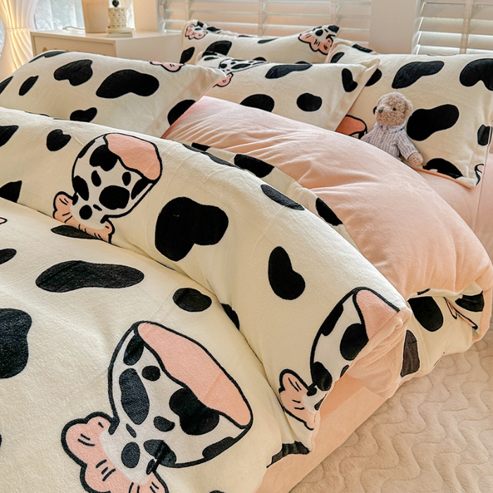 91家纺网 家纺一手货源 找家纺 卡普家居 2025新款加厚保暖牛奶绒系列--四件套 奶牛杯