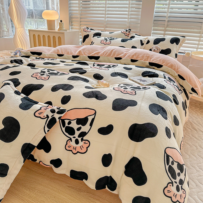 91家纺网 家纺一手货源 找家纺 卡普家居 2025新款加厚保暖牛奶绒系列--四件套 奶牛杯