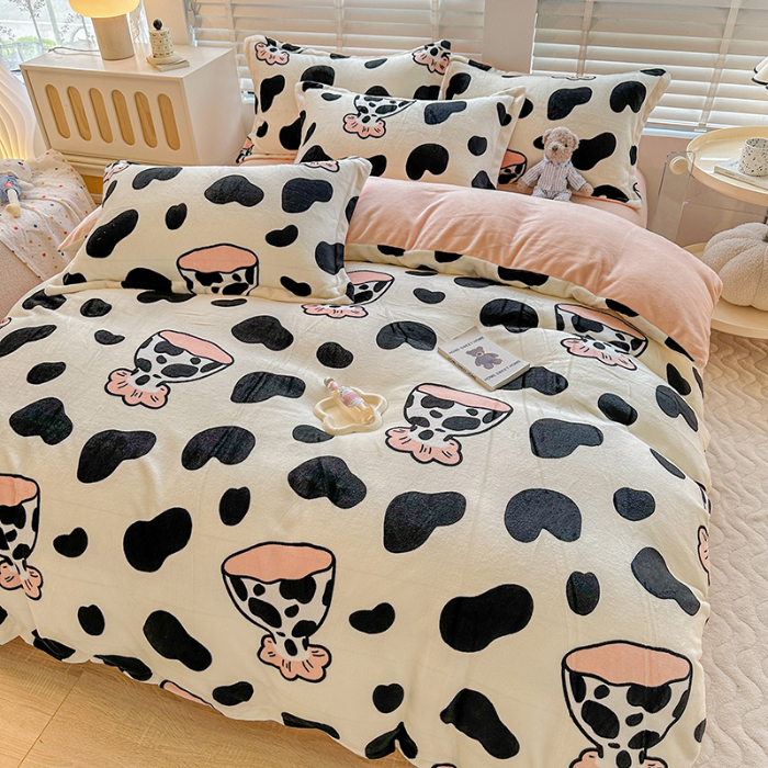 91家纺网 家纺一手货源 找家纺 卡普家居 2025新款加厚保暖牛奶绒系列--四件套 奶牛杯