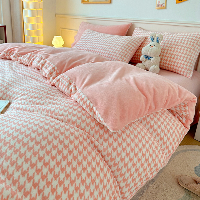 91家纺网 家纺一手货源 找家纺 卡普家居 2025新款加厚保暖牛奶绒系列--四件套 千鸟格