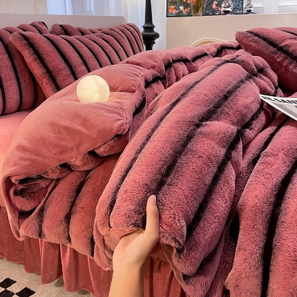 91家纺网 家纺一手货源 找家纺 （总）经年 2025年新款  高克重兔兔绒牛奶绒床裙款四件套 9斤