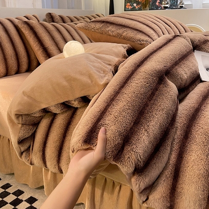 91家纺网 家纺一手货源 找家纺 （总）经年 2025年新款  高克重兔兔绒牛奶绒床裙款四件套 9斤