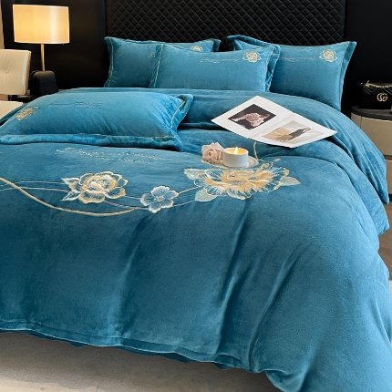 91家纺网 家纺一手货源 找家纺 （总）诺梵家纺 2025新款牛奶绒绣花绒四件套