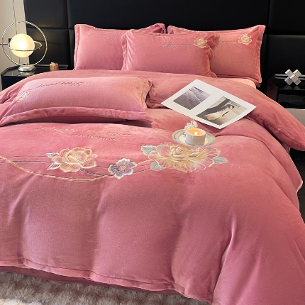 91家纺网 家纺一手货源 找家纺 （总）诺梵家纺 2025新款牛奶绒绣花绒四件套