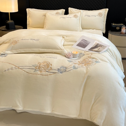 91家纺网 家纺一手货源 找家纺 （总）诺梵家纺 2025新款牛奶绒绣花绒四件套