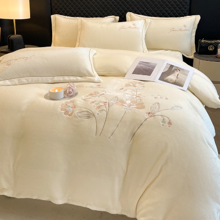 91家纺网 家纺一手货源 找家纺 （总）诺梵家纺 2025新款牛奶绒绣花绒四件套