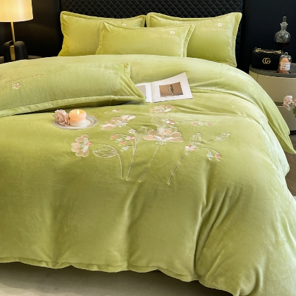 91家纺网 家纺一手货源 找家纺 （总）诺梵家纺 2025新款牛奶绒绣花绒四件套