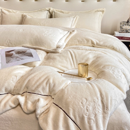 91家纺网 家纺一手货源 找家纺 （总）经年 2025新款210克全消光A类烂花牛奶绒床裙款四件套-小熊系列