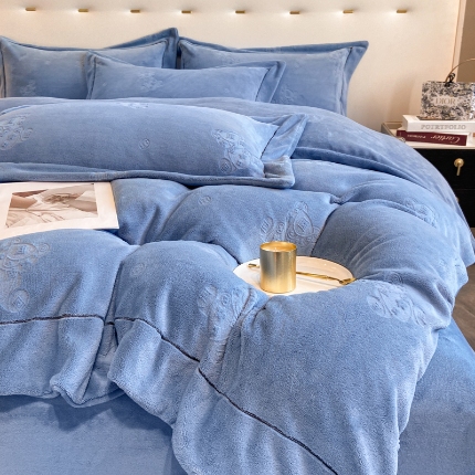 91家纺网 家纺一手货源 找家纺 （总）经年 2025新款210克全消光A类烂花牛奶绒床裙款四件套-小熊系列