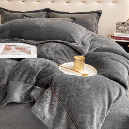 91家纺网 家纺一手货源 找家纺 （总）经年 2025新款210克全消光A类烂花牛奶绒床裙款四件套-小熊系列