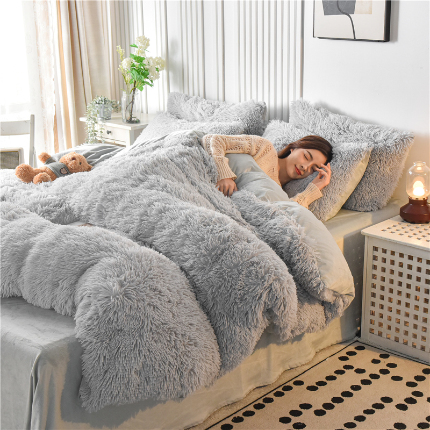 91家纺网 家纺一手货源 找家纺 鑫喜莱 2024新款长毛绒四件套 浅灰