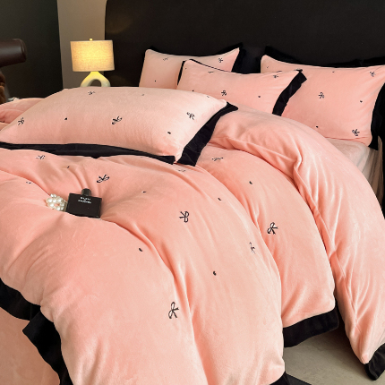 91家纺网 家纺一手货源 找家纺 （总）米彩家纺 2024新款A类轻奢风牛奶绒绣花四件套-爱心蝴蝶结系列