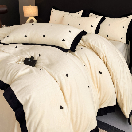 91家纺网 家纺一手货源 找家纺 米彩家纺 2024新款A类轻奢风牛奶绒绣花四件套-爱心蝴蝶结系列 爱心-奶昔白